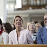 Morten Keller en compagnie de son épouse de présidente de la Confédération, Karin Keller-Sutter (à sa droite). KEYSTONE/GIAN EHRENZELLER